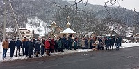 Изгнанная из своего храма община УПЦ в Закарпатье молится под открытым небом