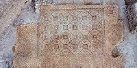 Красочная мозаика 1600-летней давности, украшенная геометрическими узорами, найдена в Израиле