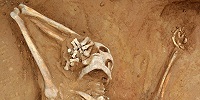 В китайской гробнице III в. н. э. найден скелет человека, погибшего в VII в.