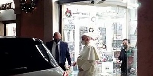 Фотографы подстерегли папу Франциска на выходе из магазина музыкальных записей в Риме