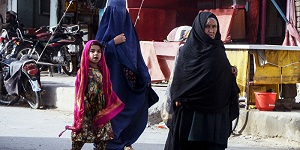 В Афганистане нарастает возмущение и раскол в обществе после декрета талибов о женской одежде и поведении