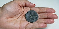 Редкая древнеримская бронзовая монета с изображением богини Луны обнаружена у берегов Израиля