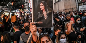 В Иране продолжаются протесты после похорон курдской девушки, забитой «полицией нравов» за открытое лицо