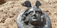 В Турции обнаружен древнеримский медальон с изображением Медузы Горгоны
