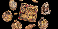Британские археологи нашли уникальное золотое ожерелье с драгоценными камнями