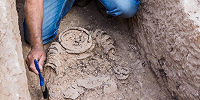 Останки монаха, скованного железными кольцами, обнаружены во время раскопок в Израиле