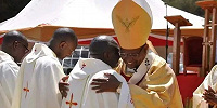 В Кении рукоположили первого в истории слепого священника, утратившего зрение на дьяконской службе