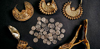 В Нидерландах найден уникальный клад 1000-летних золотых украшений и серебряных монет XIII в.