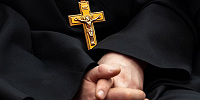 Французское католическое духовенство снабжают нагрудными карточками, удостоверяющими личность, сан и допуски к служению