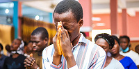 В Уганде мусульмане забили священника до полусмерти на погребении новообращенного мусульманина
