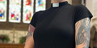 В Кентерберийском соборе в Англии на должность священника назначили обильно татуированную женщину