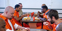 Иудейские заключенные в США судятся за право вкушать кошерные блюда в тюрьме
