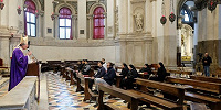 За последние двадцать лет количество регулярно посещающих Мессу католиков в Италии уменьшилось вдвое
