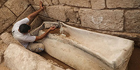 При раскопках древнеримского кладбища в секторе Газа обнаружены гробы с изображениями винограда и дельфинов