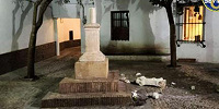 На площади в испанской Севилье вандалы свергли с пьедестала и разбили каменный крест 16 века