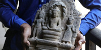 Буддийские статуи из песчаника найдены в археологическом парке Ангкор в Камбодже