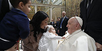 Папа Римский Франциск крестил 16 младенцев в Сикстинской капелле