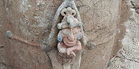 В Мексике нашли погребальную урну с изображением бога кукурузы майя