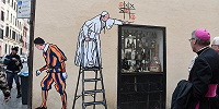 Уличный художник, расписывающий стены образами «Супер-папы», неожиданно удостоился признания Ватикана