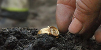 Золотое кольцо XV в. с изображением Христа и стеклянный амулет найдены в шведском Кальмаре