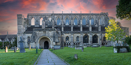В саду английского отеля обнаружено 1100-летнее кладбище знаменитого аббатства Малмсбери