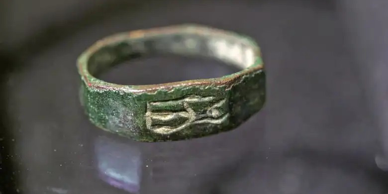 В Израиле подросток обнаружил древнеримское кольцо с изображением богини Минервы