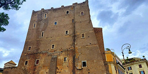 На Императорском форуме в Риме обрушилась часть башни Торре-деи-Конти, возведенной папой Иннокентием III