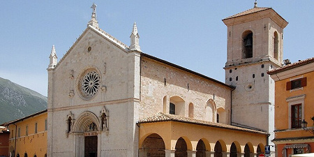 Базилика Святого Бенедикта в Норче вновь открыта для богослужений спустя девять лет после того, как ее разрушило землетрясение Базилика Святого Бенедикта в Норче вновь открыта для богослужений спустя девять лет после того, как ее разрушило землетрясение