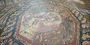 В Турции археологи исследуют красочную римскую напольную мозаику третьего века