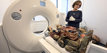 В Праге восстановленная деревянная статуя Мадонны XIV века В Праге восстановленная деревянная статуя Мадонны XIV века