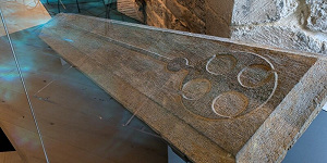 В Англии выставлена ​​на обозрение надгробная плита со средневекового затонувшего корабля