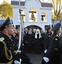 Святейший Патриарх Кирилл возложил цветы к мемориалу погибшим морякам-подводникам в Сестрорецке