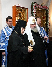 Святейший Патриарх возглавил торжества в Покровском монастыре Москвы по случаю 10-летия возрождения обители