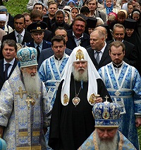 В день праздника Смоленской иконы Божией Матери Святейший Патриарх совершил Божественную литургию в Смоленском соборе Новодевичьего монастыря и возглавил епископскую хиротонию архимандрита Романа (Гаврилова)