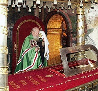 В день памяти св. Митрополита Петра Святейший Патриарх совершил Божественную литургию в Успенском соборе Московского Кремля