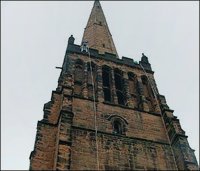 В соответствии с законом XVI в. британскую пару обязали оплатить реставрацию соседней церкви, где венчались родители Шекспира