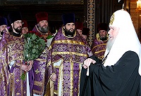 За литургией в Великий четверг Святейший Патриарх Алексий наградил московских клириков