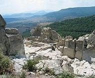На юге Болгарии при раскопках в древних храмах найден бронзовый крест с частицами мощей неизвестного святого
