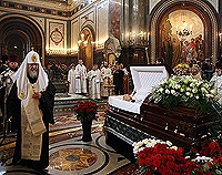 Святейший Патриарх Кирилл совершил литию у гроба Сергея Михалкова