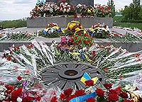 Святейший Патриарх Кирилл, Блаженнейший митрополит Владимир и президент Украины В.А.Ющенко возложили цветы к мемориалу Вечной Славы на могиле Неизвестного солдата в Киеве
