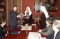 Святейший Патриарх встретился с попечителями программы «Александр Невский»