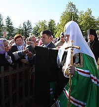 Предстоятель Русской Церкви совершил Божественную литургию на месте разрушенного Свято-Троицкого кафедрального собора в Архангельске