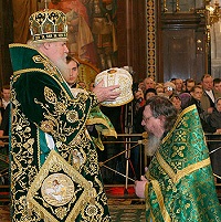 В день праздника Входа Господня в Иерусалим Святейший Патриарх Алексий наградил ряд клириков столичных храмов