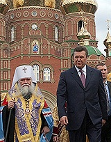 Вмешиваясь в церковные дела, власти Украины подталкивают страну к расколу, считает Виктор Янукович