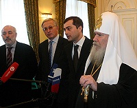 После заседания Национального военного фонда Святейший Патриарх Алексий и заместитель руководителя Администрации Президента РФ, помощник Президента РФ В.Ю.Сурков ответили на вопросы корреспондентов СМИ