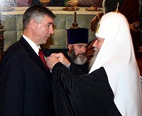 Во внимание к участию в возвращении чудотворного Устюженского списка Смоленской иконы Божией Матери в Русскую Православную Церковь Его Святейшество вручил церковные награды руководителям Росохранкультуры