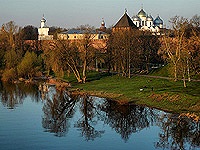 В Новгородском кремле обнаружены фрагменты каменных крестов и саркофагов В Новгородском кремле обнаружены фрагменты каменных крестов и саркофагов