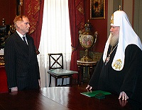 Святейший Патриарх поздравил президента Российской академии образования Н.Д.Никандрова с 70-летием со дня рождения и вручил ему орден преп. Серафима Саровского, II ст.