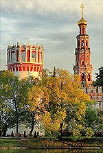 Суеверные москвичи превратили в место поклонения Напрудную башню Новодевичьего монастыря