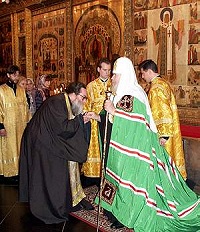 В день памяти св. Иова, первого Русского Патриарха, Предстоятель совершил Божественную литургию в Успенском соборе Московского Кремля